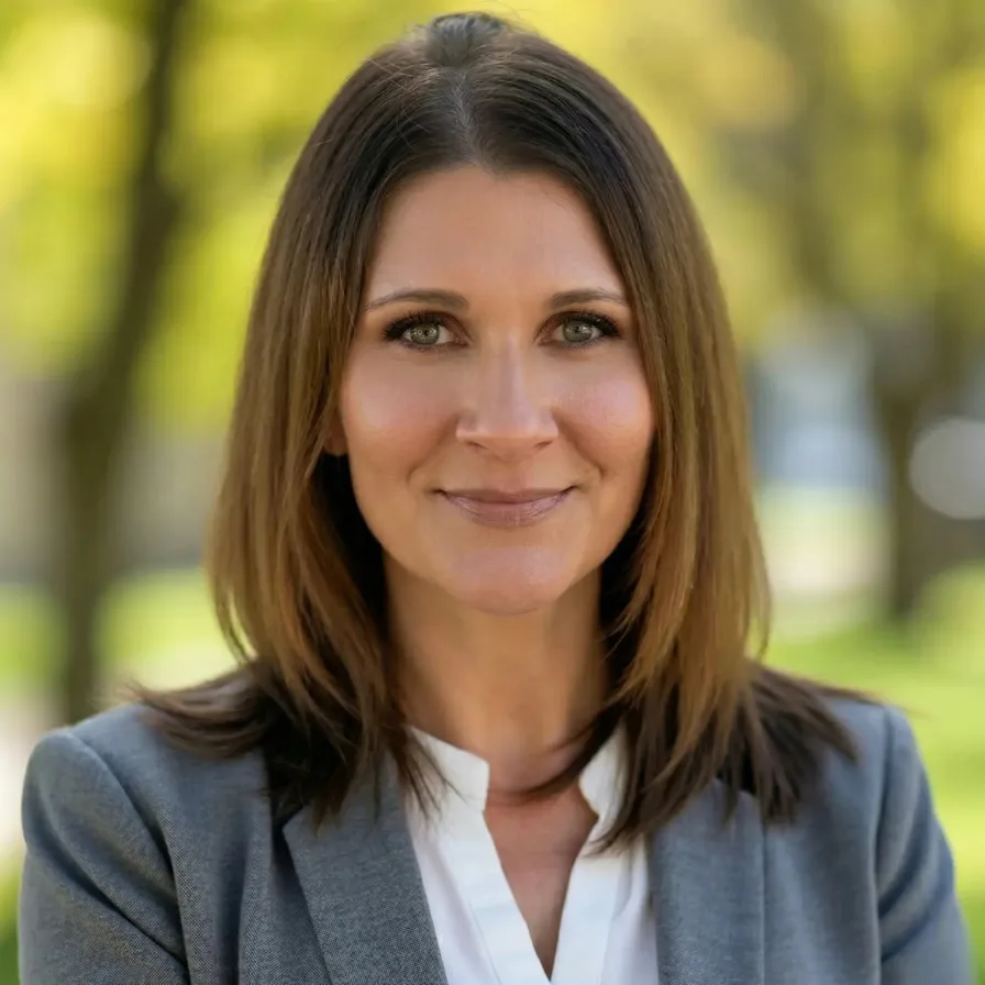Elissa headshot